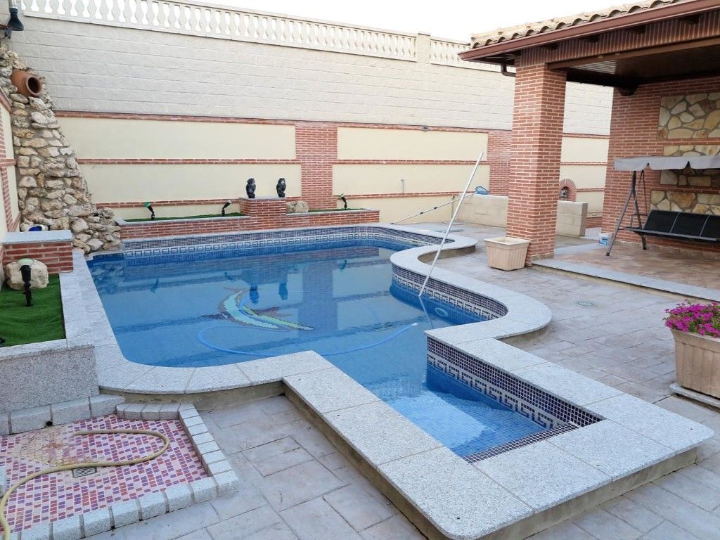 Swimming pool of House or chalet for sale in Casarrubios del Monte