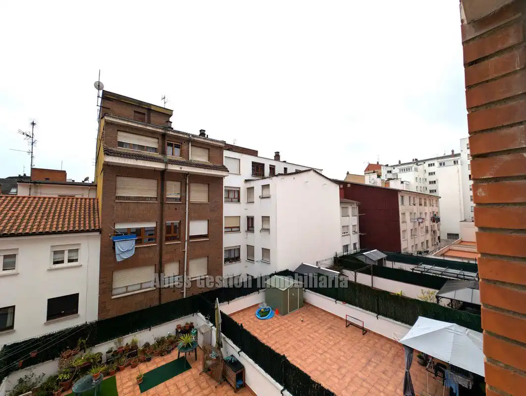 Vista exterior de Piso en venta en Oviedo  con Calefacción, Parquet y Terraza
