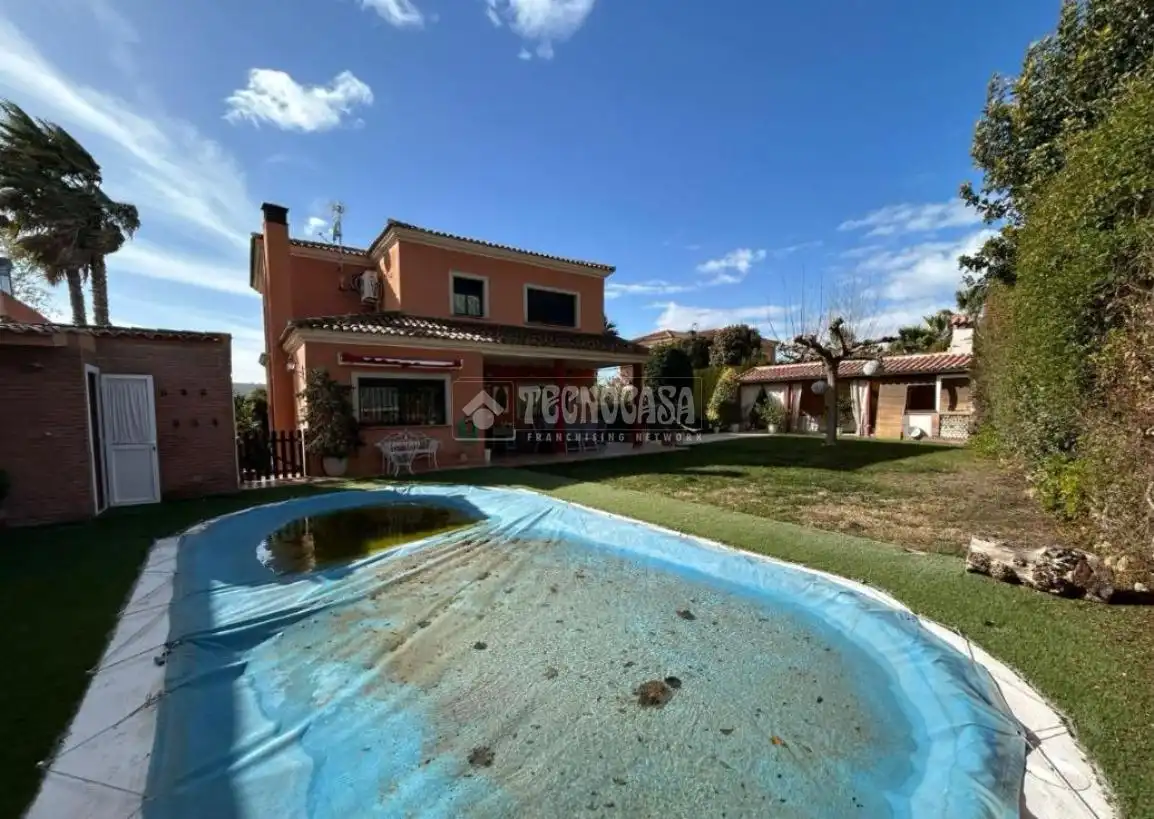 Vista exterior de Casa adosada en venta en Baeza con Aire acondicionado, Calefacción y Piscina