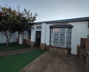 Vista exterior de Casa adosada en venda en Chiclana de la Frontera amb Jardí privat, Terrassa i Piscina comunitària