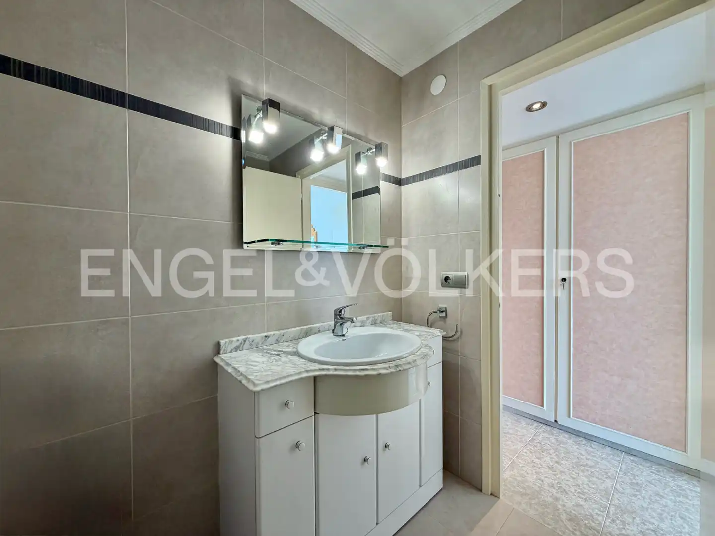 Badezimmer von Dachboden zum Verkauf in Salou mit Klimaanlage, Heizung und Terrasse