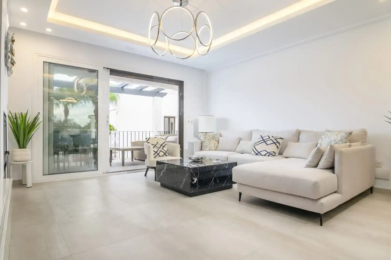 Sala d'estar de Dúplex en venda en Marbella amb Aire condicionat, Piscina i Balcó