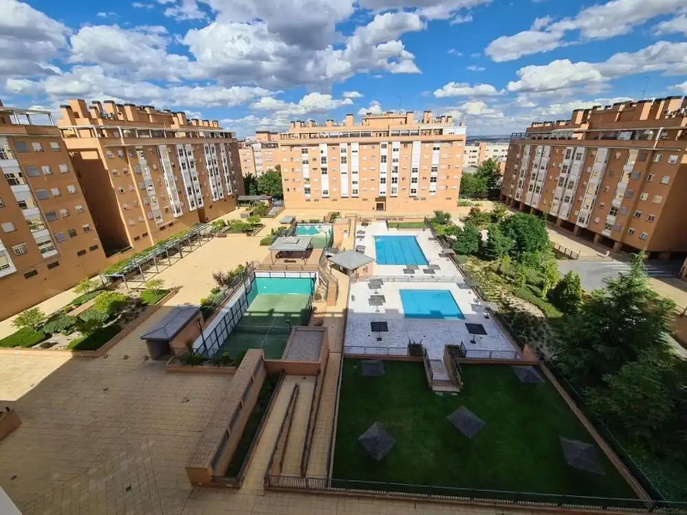 Flat with pool for sale in Carabanchel