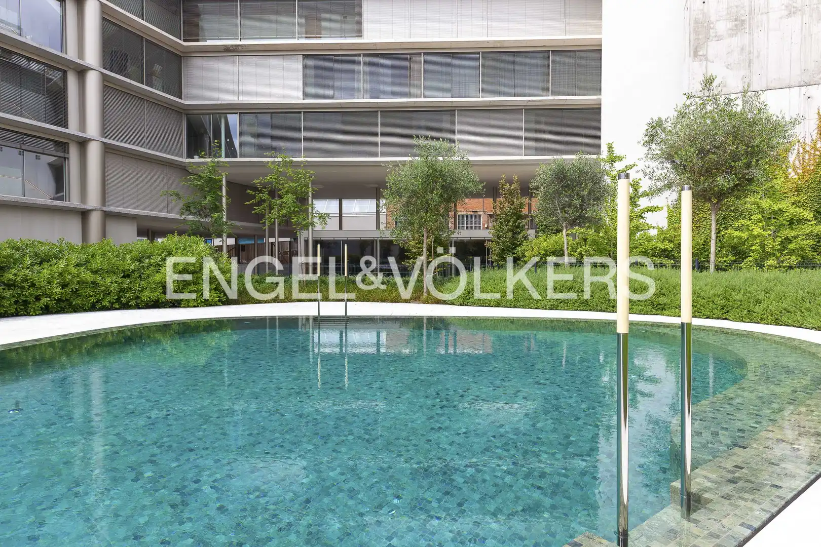 Piscina de Piso en venta en Madrid con Aire acondicionado, Calefacción y Jardín privado