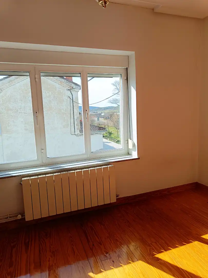 Dormitori de Casa o xalet en venda en Barruelo de Santullán amb Calefacció, Parquet i Terrassa