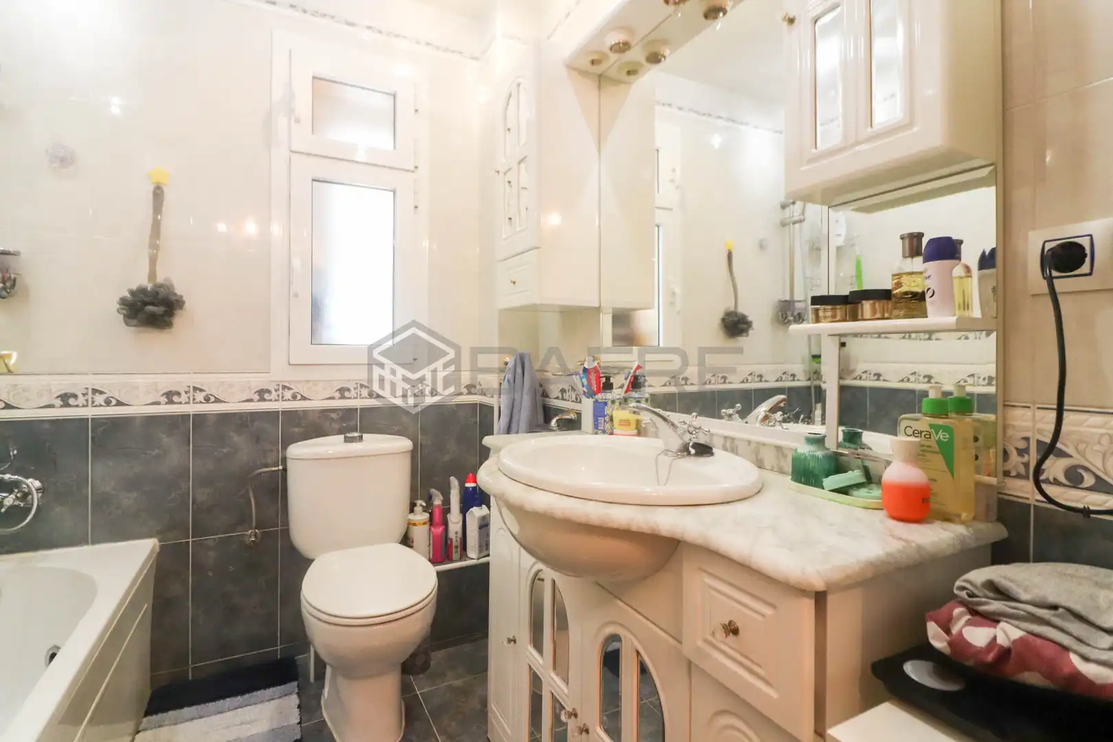 Bathroom of Flat for sale in Madrid  with Air Conditioner, Heating and Parquet flooring