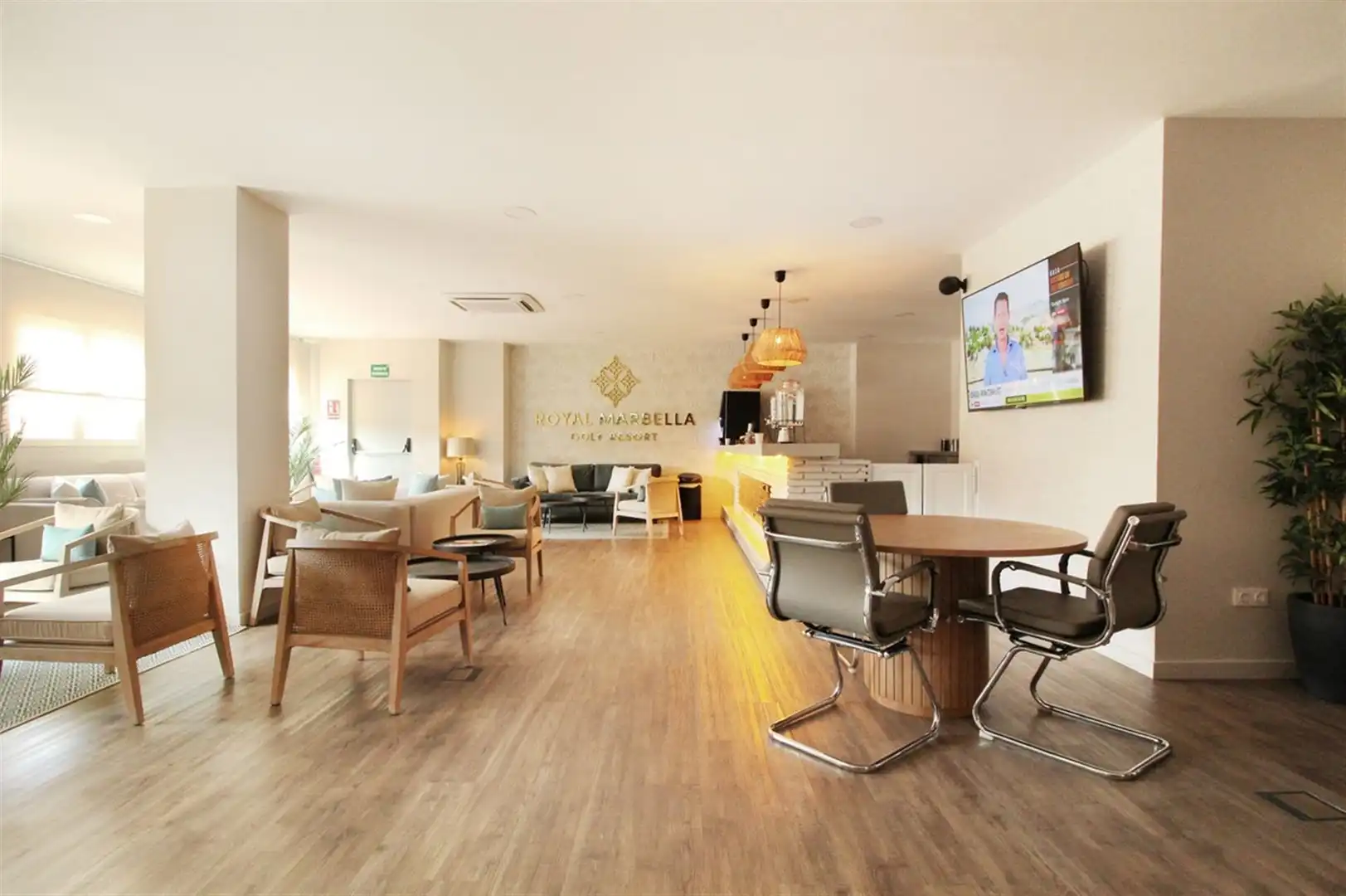 Sala d'estar de Apartament en venda en Estepona amb Aire condicionat