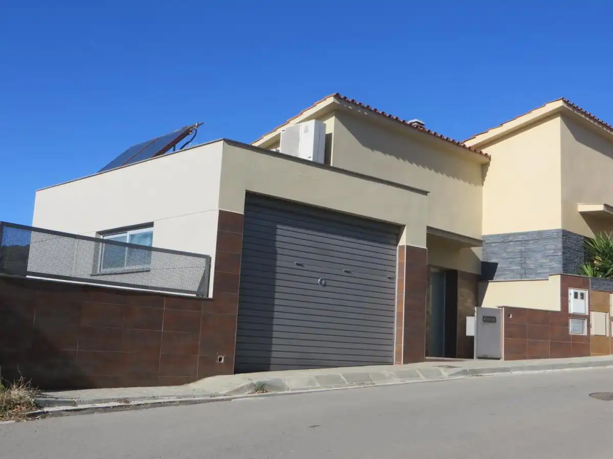 Casa bifamiliare con piscina in vendita a C/ Les Suredes
