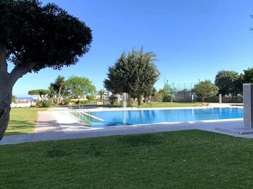 Pis amb piscina en venda a Calle la Colina 10