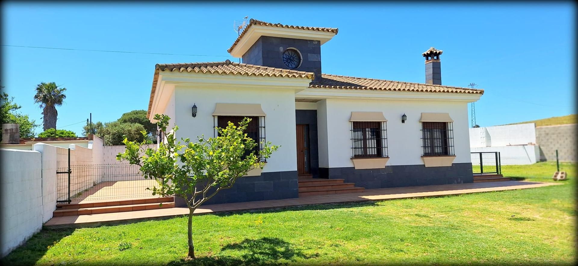 Vista exterior de Casa o xalet de lloguer en Chiclana de la Frontera amb Jardí privat i Terrassa