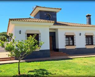 Vista exterior de Casa o xalet de lloguer en Chiclana de la Frontera amb Jardí privat i Terrassa