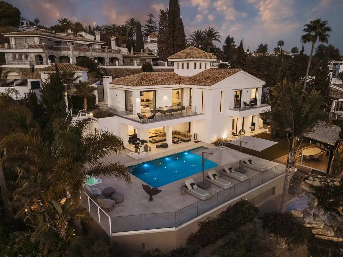 Vista exterior de Casa o xalet en venda en Marbella amb Aire condicionat, Jardí privat i Terrassa