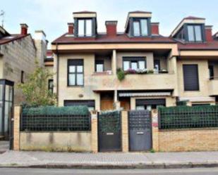 Vista exterior de Casa o xalet en venda en Gijón  amb Terrassa i Piscina