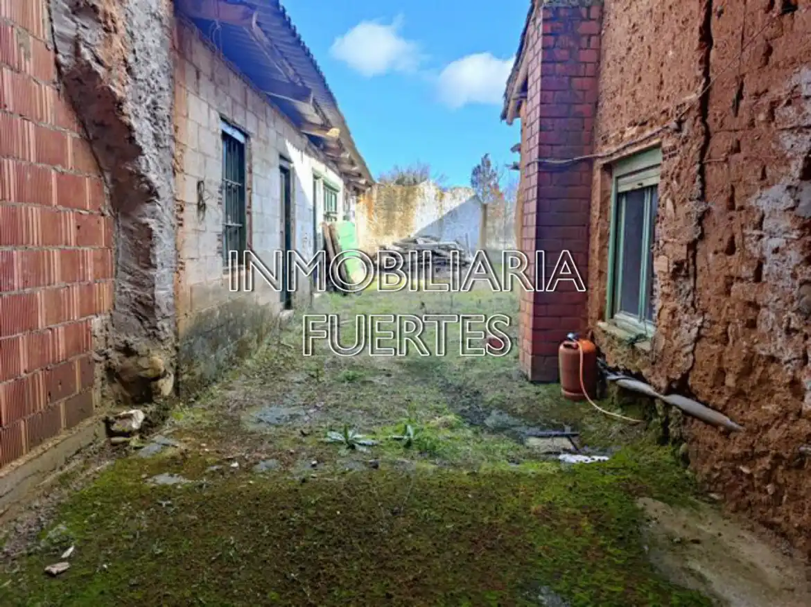 Vista exterior de Finca rústica en venda en Santa Colomba de Curueño amb Calefacció, Jardí privat i Parquet