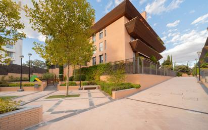 Vista exterior de Àtic en venda en Boadilla del Monte amb Aire condicionat i Terrassa