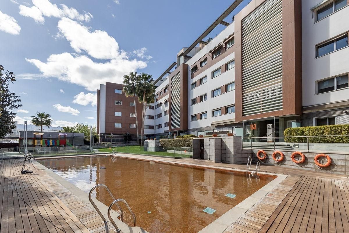 Piscina de Pis de lloguer en  Granada Capital amb Aire condicionat, Calefacció i Jardí privat