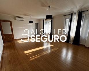 Living room of Flat to rent in  Madrid Capital  with Air Conditioner, Heating and Storage room