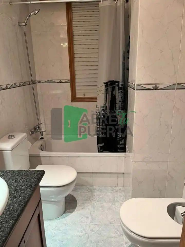 Bany de Pis de lloguer en Ourense Capital  amb Calefacció, Parquet i Moblat