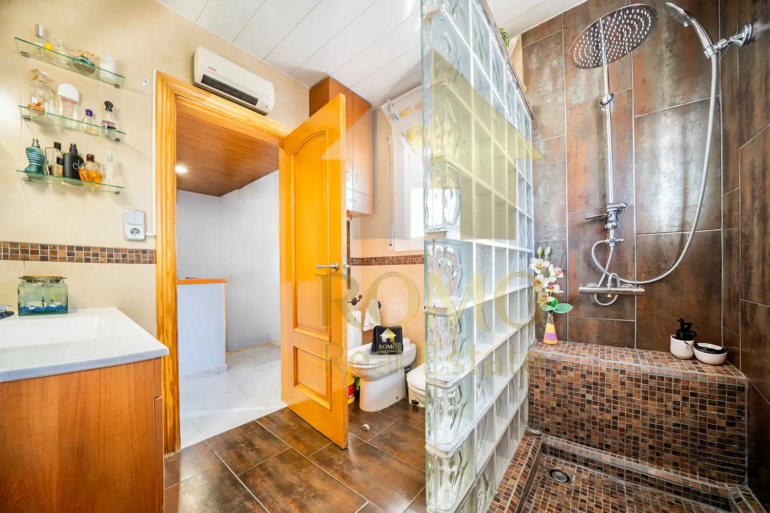 Baño de Casa adosada en venta en Santa Perpètua de Mogoda con Aire acondicionado, Calefacción y Jardín privado