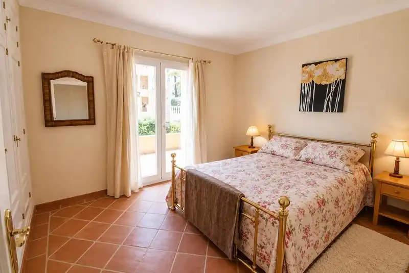 Schlafzimmer von Wohnung zum Verkauf in Casares mit Klimaanlage, Heizung und Privatgarten