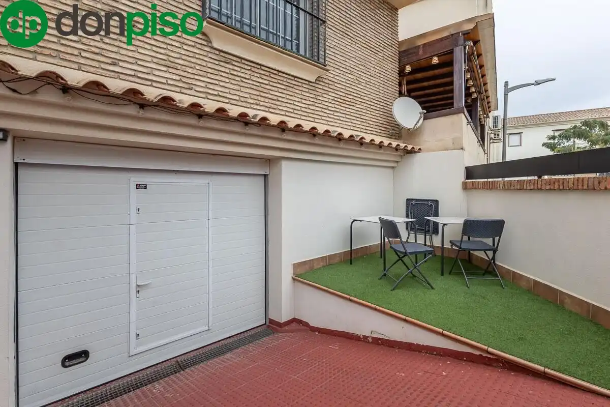 Terraza de Casa adosada en venta en Churriana de la Vega con Aire acondicionado, Jardín privado y Terraza