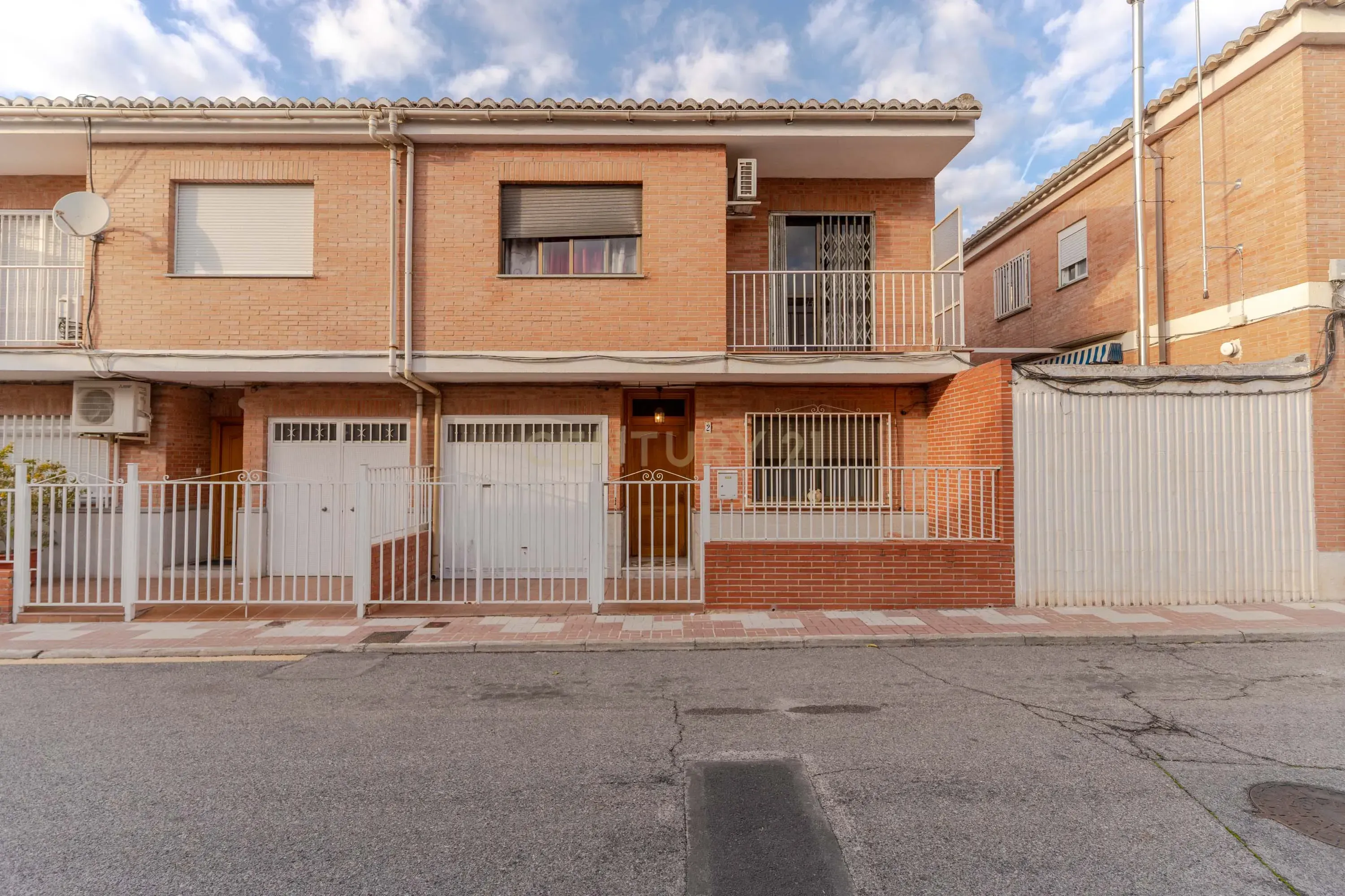 Vista exterior de Casa adosada en venda en Maracena amb Traster, Microones i TV