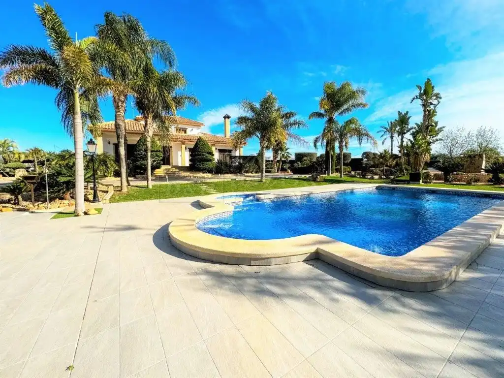Jardí de Casa o xalet en venda en Orihuela amb Aire condicionat, Jardí privat i Traster