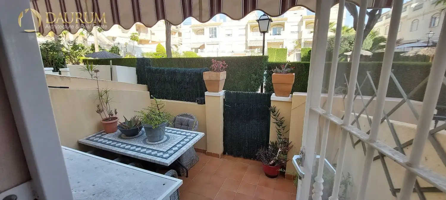 Terrasse von Einfamilien-Reihenhaus zum Verkauf in Santa Pola mit Klimaanlage, Heizung und Terrasse