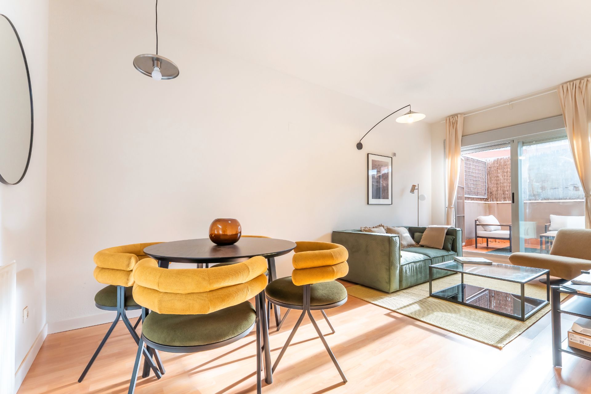 Wohnzimmer von Erdgeschoss zur Miete in  Madrid Capital mit Klimaanlage, Heizung und Parkett