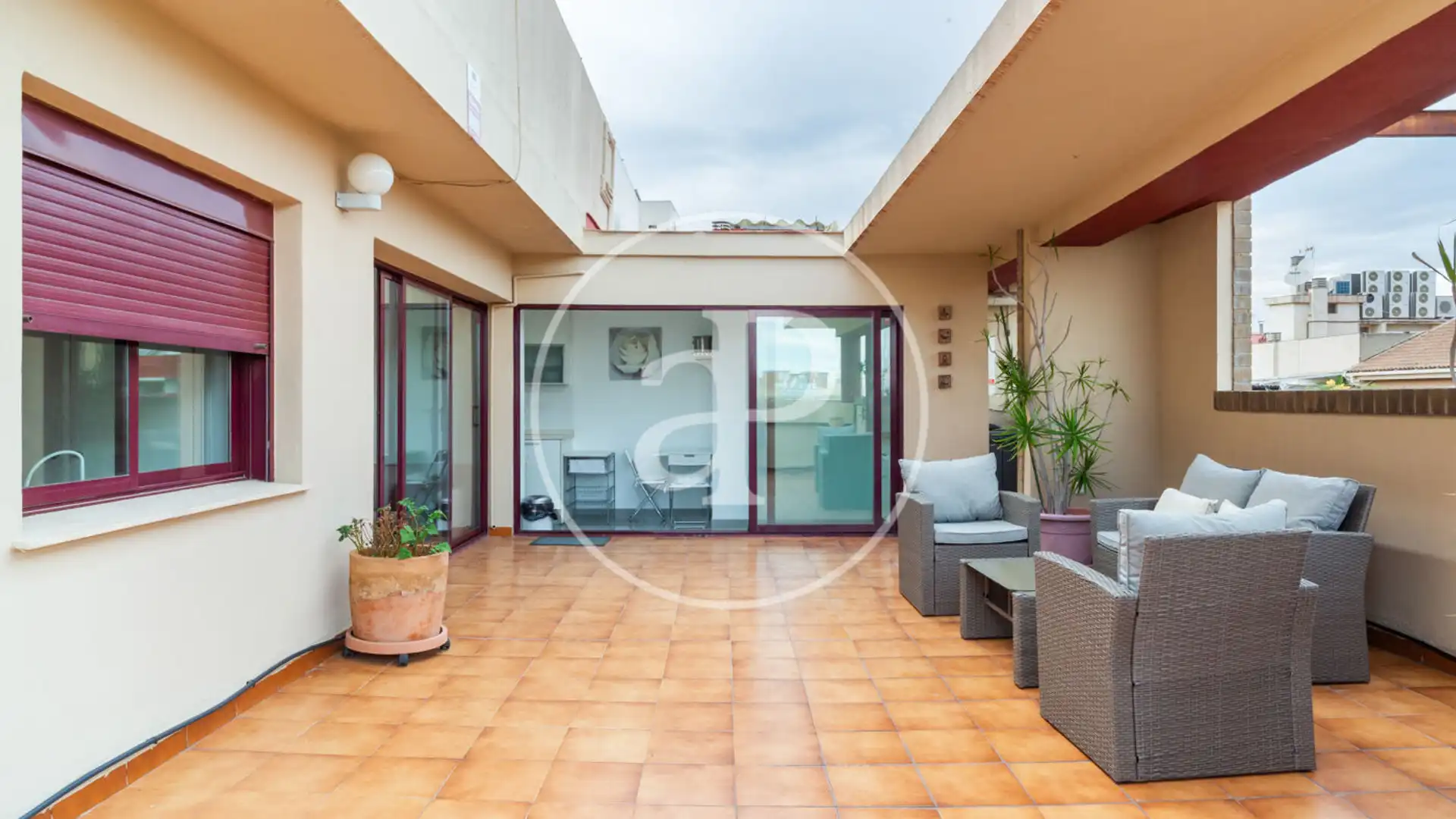 Àtic de lloguer a Passatge de Ventura Feliu, Arrancapins