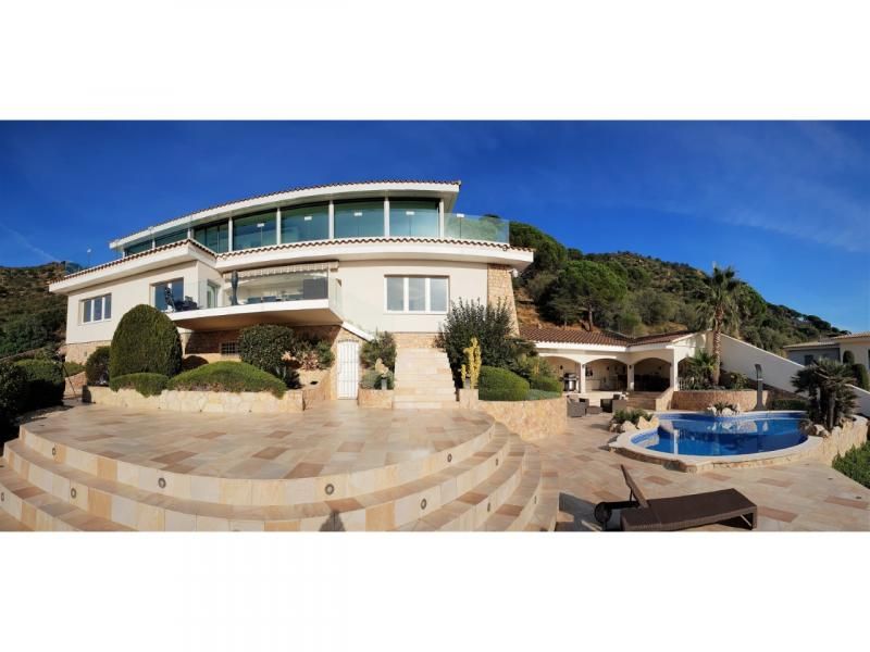 Vista exterior de Casa o xalet en venda en Pau amb Aire condicionat, Jardí privat i Terrassa