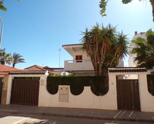 Vista exterior de Casa o xalet en venda en Pilar de la Horadada amb Jardí privat, Terrassa i Moblat