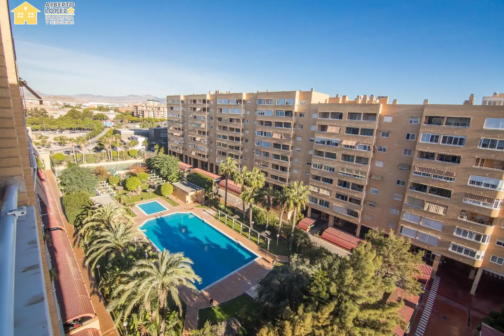Vista exterior de Apartamento en venta en Alicante / Alacant con Aire acondicionado, Calefacción y Piscina comunitaria