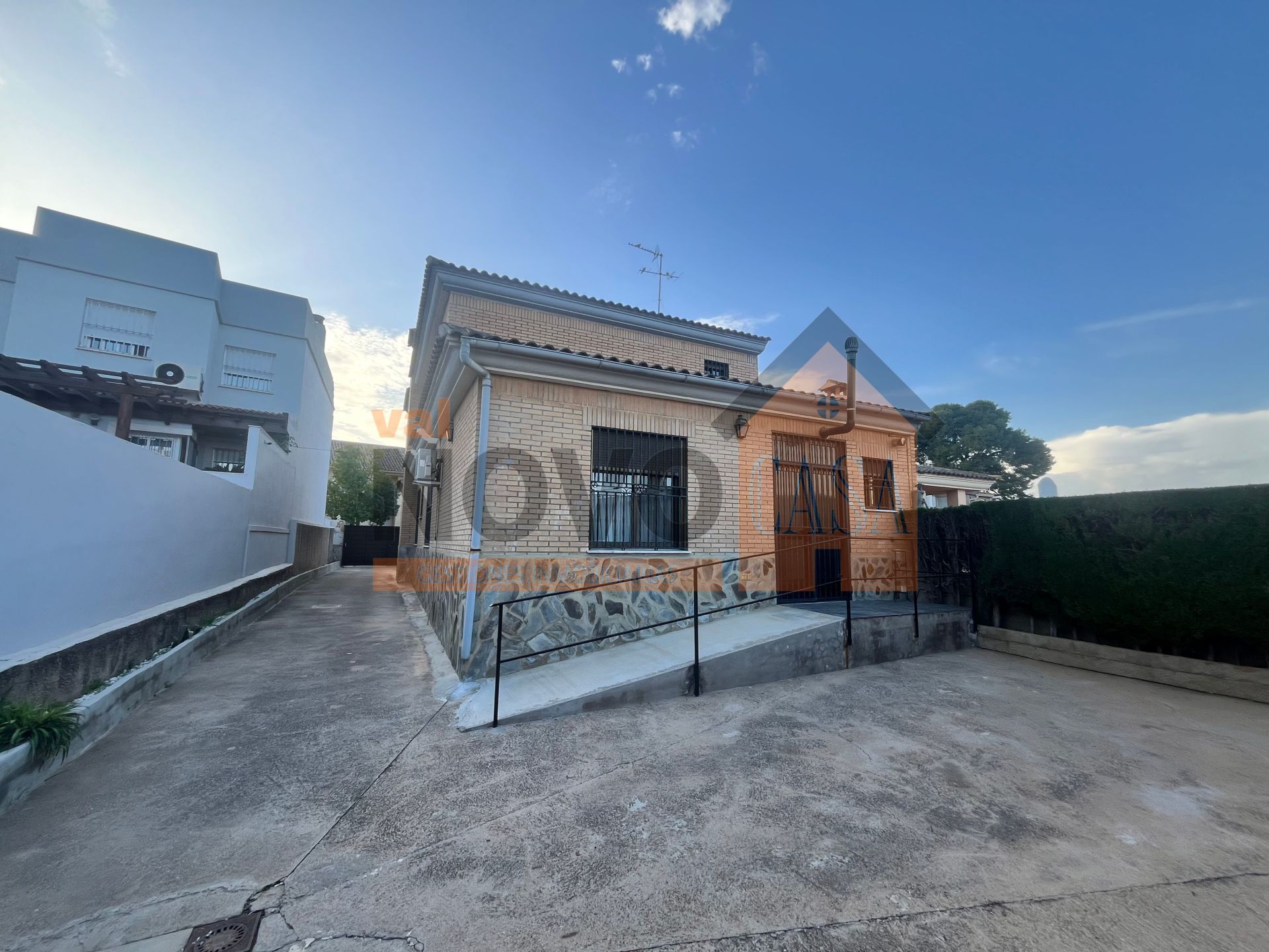 Exterior view of House or chalet for sale in Torrent  with Air Conditioner, Heating and Storage room