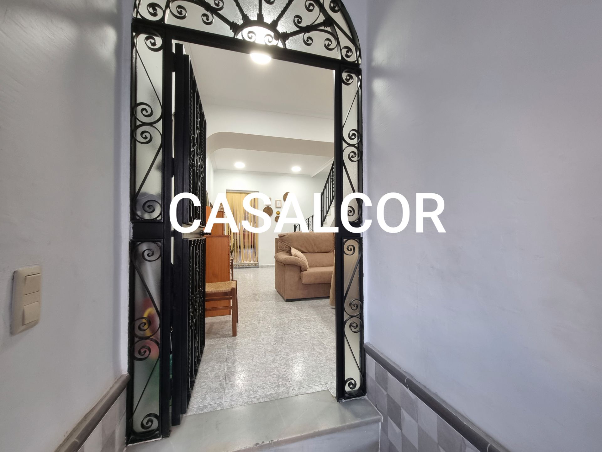 Casa adosada en venda en Mairena del Alcor amb Aire condicionat, Terrassa i Moblat