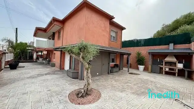 Vista exterior de Casa o xalet en venda en Cunit amb Aire condicionat, Calefacció i Jardí privat