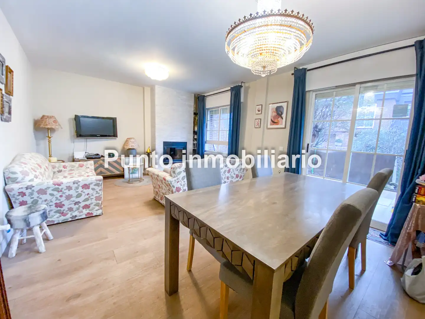 Sala d'estar de Casa adosada en venda en Valladolid amb Calefacció, Jardí privat i Parquet