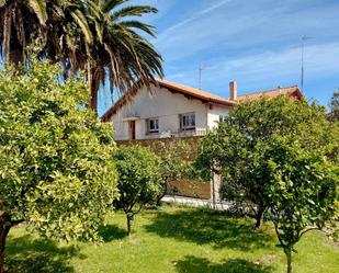 Jardí de Casa adosada en venda en Santa Cruz de Bezana amb Aire condicionat, Calefacció i Jardí privat