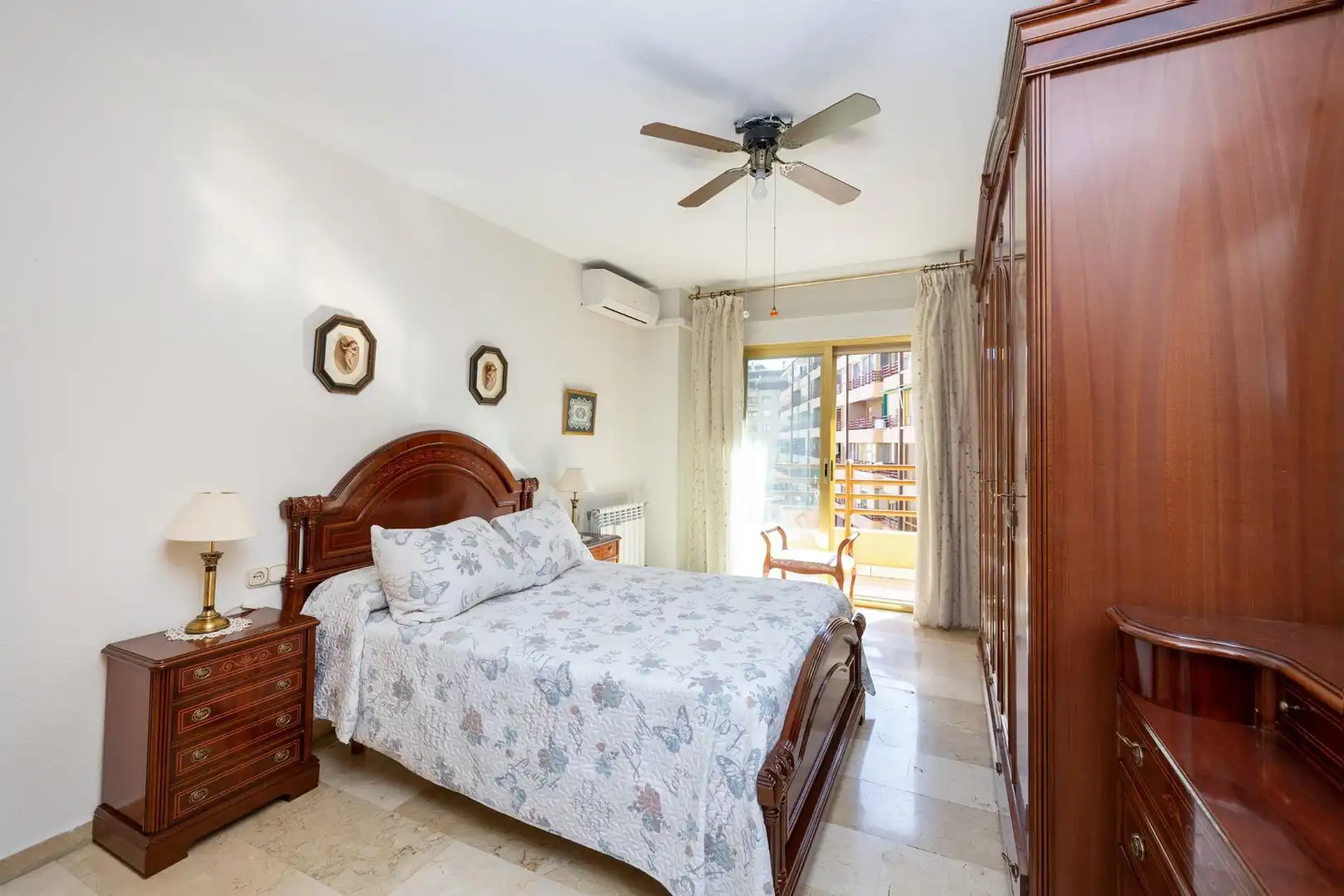 Bedroom of Flat for sale in Granada  with Air Conditioner, Heating and Terrace