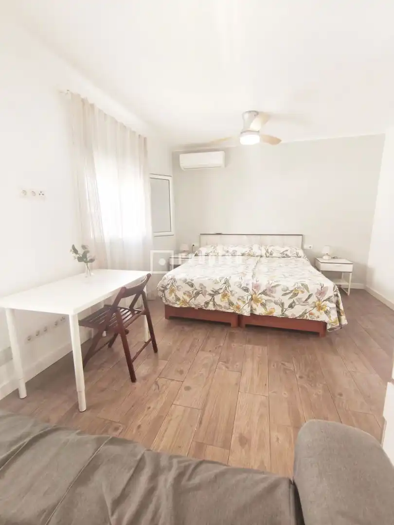 Schlafzimmer von Wohnung zur Miete in Málaga mit Klimaanlage und Parkett