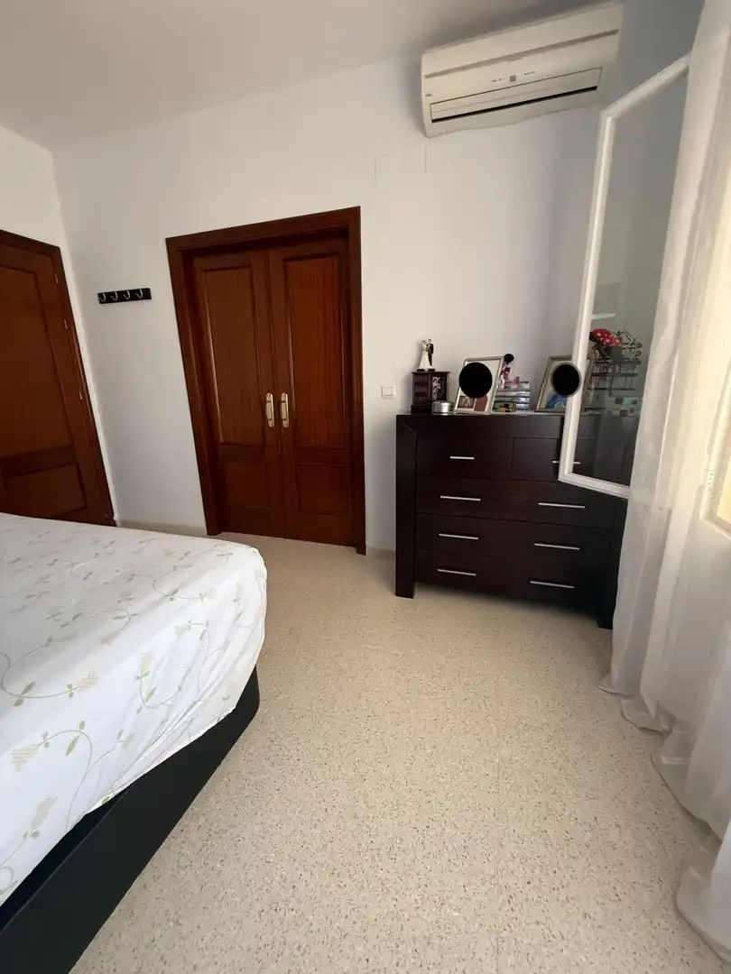 Dormitori de Casa adosada en venda en Bollullos de la Mitación amb Jardí privat