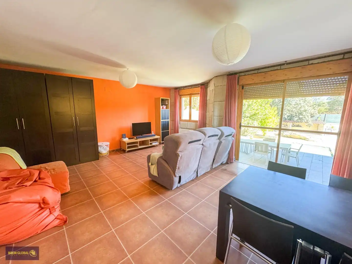 Sala de estar de Casa adosada en venta en Lozoyuela-Navas-Sieteiglesias con Calefacción, Jardín privado y Terraza