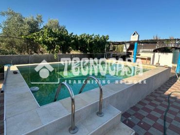 Casa rústica con jardín en venta en Andújar