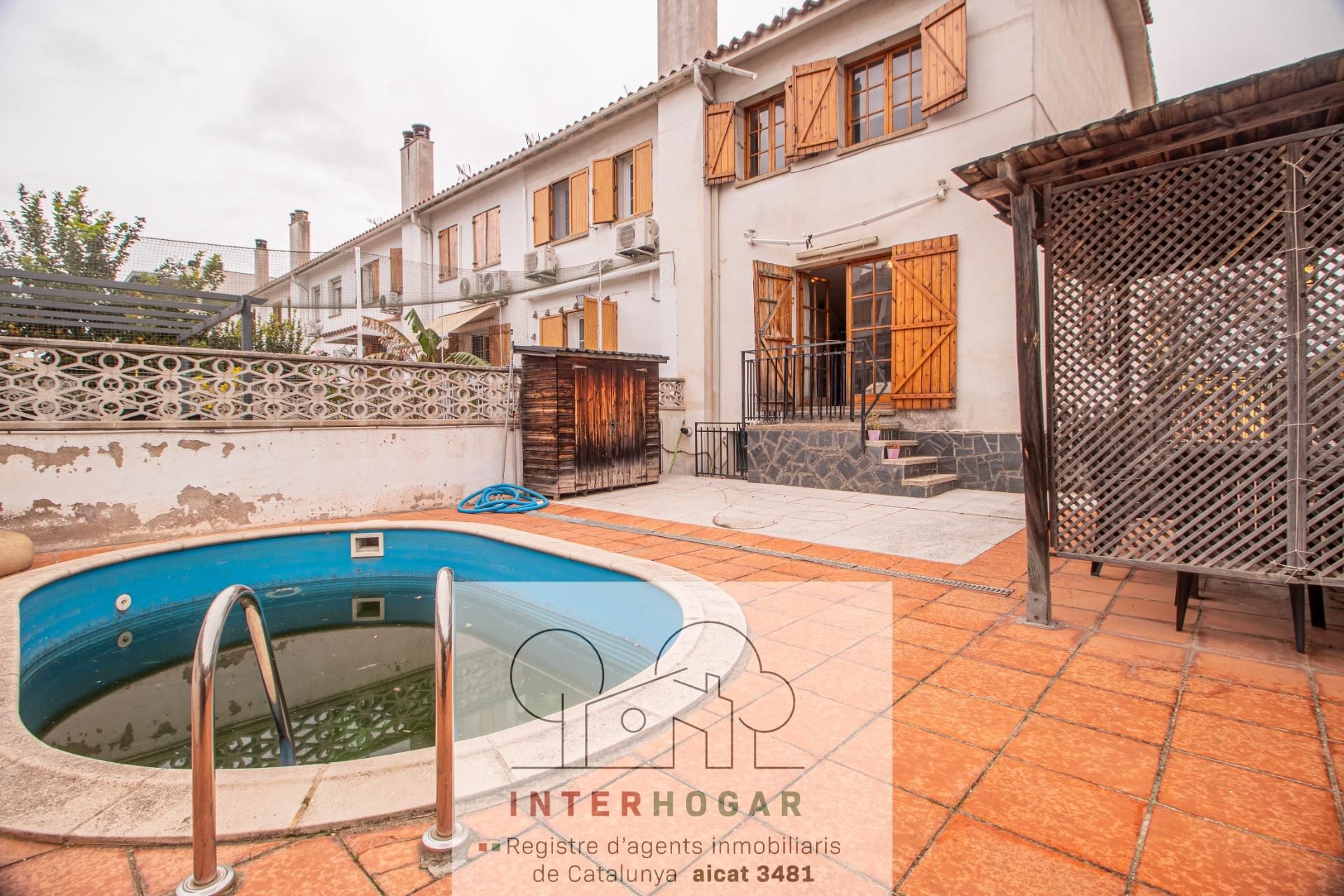 Exterior view of Single-family semi-detached for sale in Cerdanyola del Vallès  with Private garden and Community pool