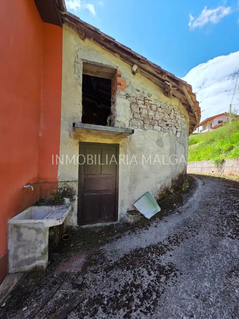 Vista exterior de Casa o xalet en venda en Colunga amb Parquet, Traster i Moblat