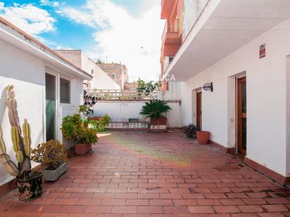 Vista exterior de Casa o xalet en venda en Mataró amb Aire condicionat, Terrassa i Balcó