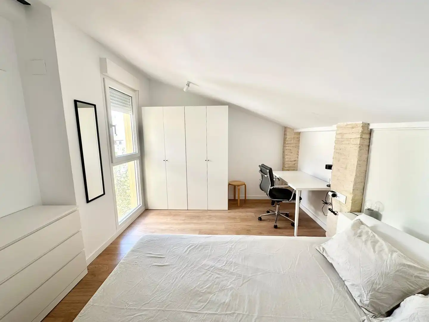 Schlafzimmer von Dachboden zur Miete in Valencia mit Klimaanlage, Heizung und Parkett