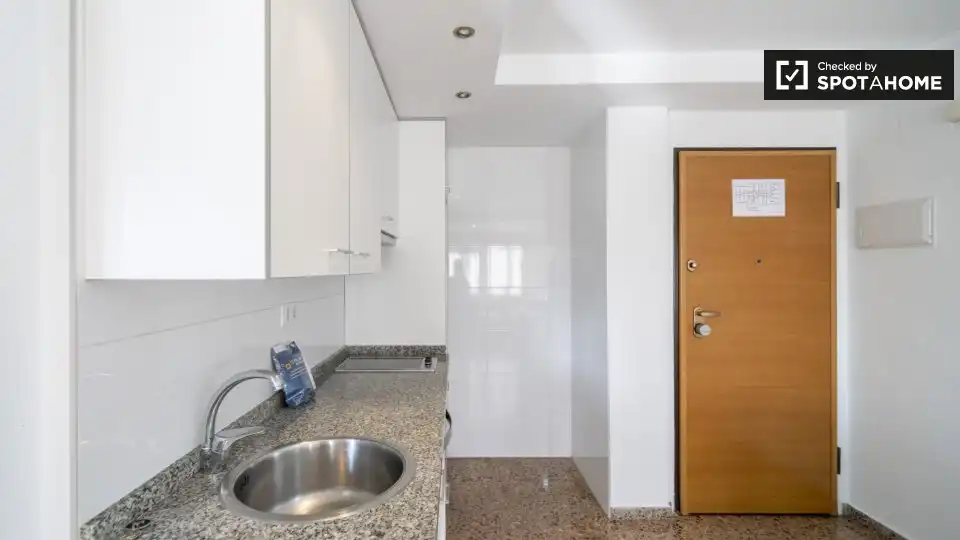 Cuina de Pis de lloguer en Valencia amb Aire condicionat, Calefacció i Moblat