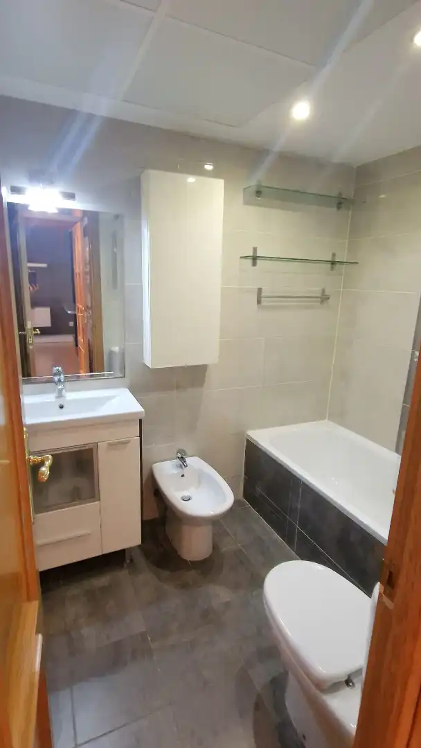 Baño de Apartamento de alquiler en Zaragoza con Aire acondicionado, Calefacción y Parquet