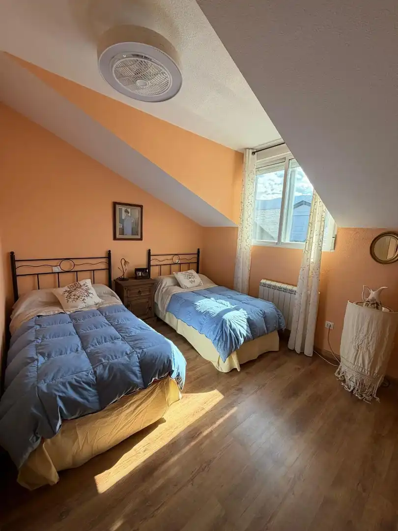 Habitación de Dúplex en venta en Navaluenga con Calefacción, Terraza y Amueblado